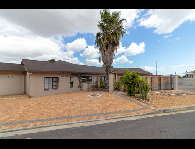 7 BEDROOM GUEST HOUSE FOR SALE IN PLATTEKLOOF